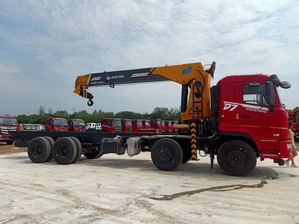 東風暢行D7前四后八駿通14噸5節(jié)臂吊機